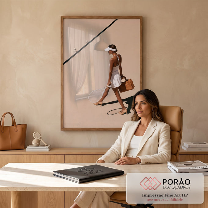 Quadro Decorativo Grande Mulher com Raquete para Sala Bege | quadros decorativos | mulher de vestido branco caminha em quadra de tênis bege com raquete e bolsa | em ambiente 2 | Porao dos Quadros
