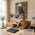 Águia de cabeça branca pousada em tronco seco, olhar baixo e plumagem marrom, quadro decorativo
