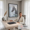 Cavalo branco malhado com cabeçada preta entrando no mar turquesa entre respingos, quadro decorativo