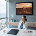 Cavalo branco trotando em picadeiro de areia ao pôr do sol, levantando poeira sob céu laranja, quadro decorativo