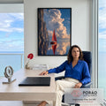Veleiro de vela vermelha refletido no mar calmo entre penhascos e nuvens, quadro decorativo