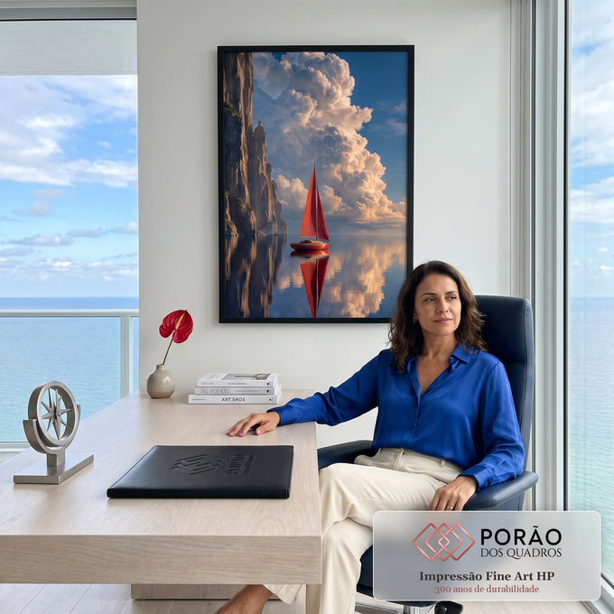 Veleiro de vela vermelha refletido no mar calmo entre penhascos e nuvens, quadro decorativo