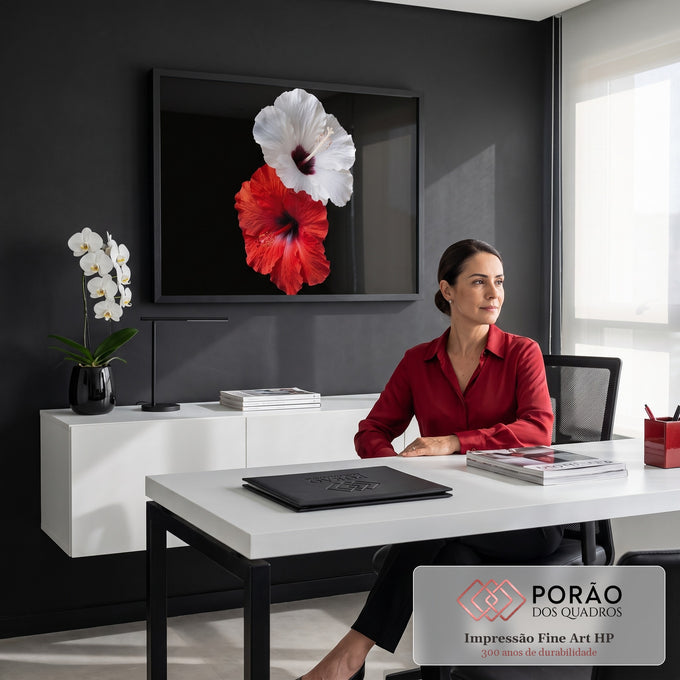 Quadro Decorativo Grande Hibiscos Branco para Sala Preto | quadros decorativos | duas flores de hibisco, branca e vermelha, em close-up sobre fundo preto | em ambiente 2 | Porao dos Quadros