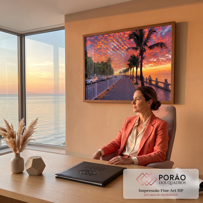 Quadro Decorativo Grande Pôr do Sol Praia para Sala | quadros decorativos | avenida litorânea com coqueiros e céu alaranjado ao pôr do sol | em ambiente 2 | Porao dos Quadros