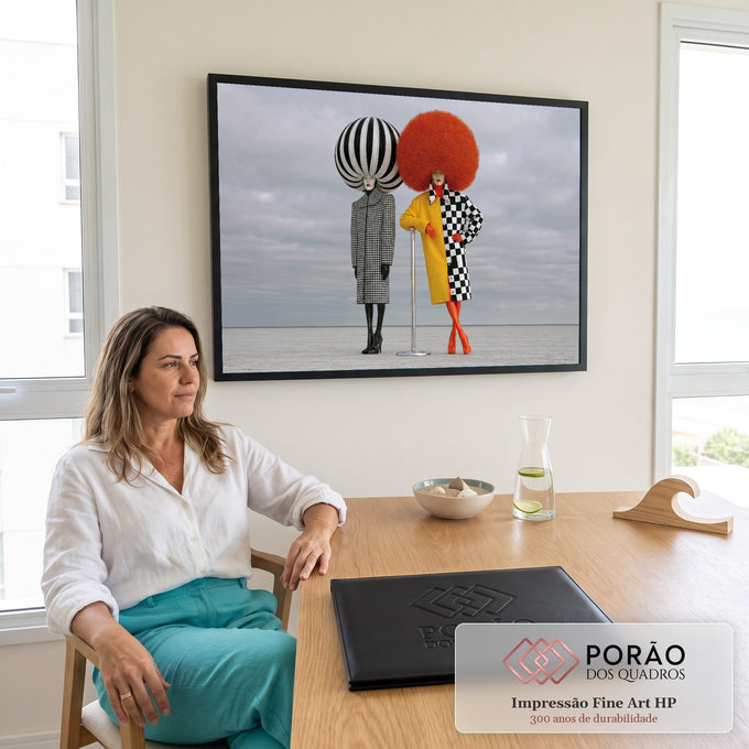 Duas modelos com perucas gigantes listrada e laranja, casacos xadrez e céu nublado, quadro decorativo