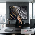 Quadro Decorativo Grande Ondas do Mar para Sala Preto | quadros decorativos | vista aérea abstrata de ondas e rochas em preto, branco e veios dourados | em ambiente 2 | Porao dos Quadros