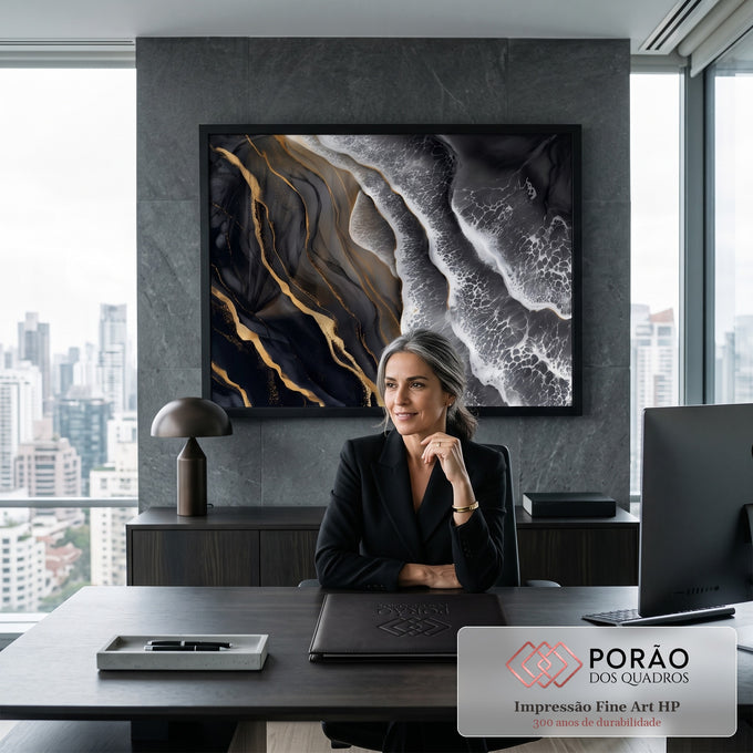 Quadro Decorativo Grande Ondas do Mar para Sala Preto | quadros decorativos | vista aérea abstrata de ondas e rochas em preto, branco e veios dourados | em ambiente 2 | Porao dos Quadros