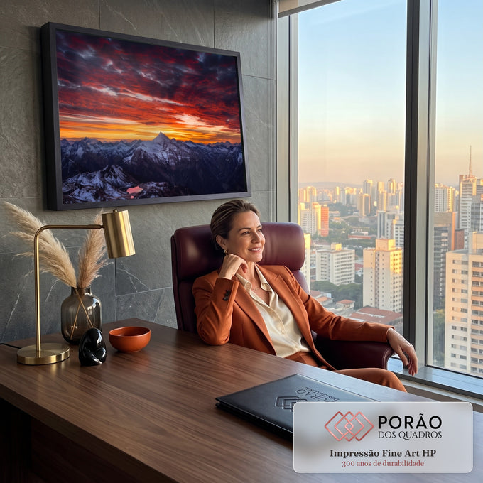 Quadro Decorativo Grande Montanhas Nevadas para Sala | quadros decorativos | pico nevado sob céu vermelho intenso com lago refletindo a luz ao entardecer | em ambiente 2 | Porao dos Quadros