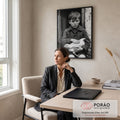 Fotografia preto e branco de menino sardento de casaco tweed segurando galinha branca, quadro decorativo