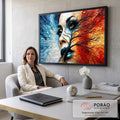 Rosto de mulher em mosaico dividido entre azul e vermelho, atravessado por galho escuro, quadro decorativo
