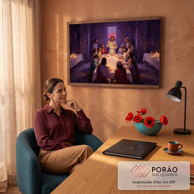 Quadro Decorativo Grande Última Ceia para Sala Roxo | quadros decorativos | Última Ceia com Jesus e doze apóstolos em cena iluminada por velas e tons roxos | em ambiente 2 | Porao dos Quadros