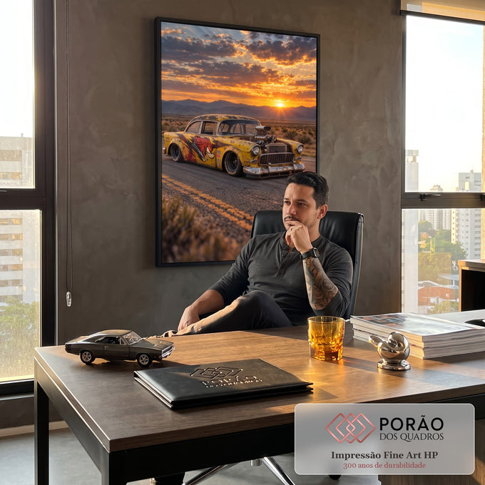Carro antigo amarelo rústico com motor à mostra na estrada do deserto ao pôr do sol, quadro decorativo