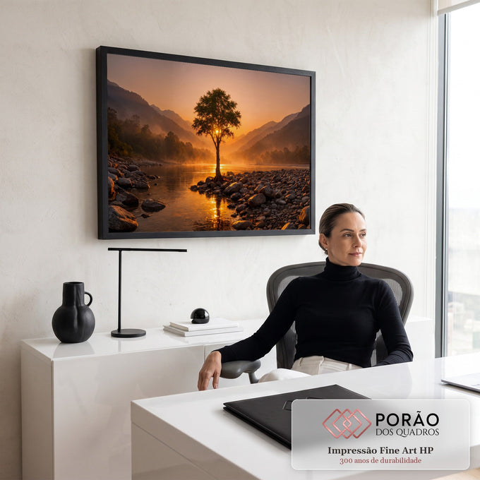 Quadro Decorativo Grande Árvore Solitária Rio para Sala | quadros decorativos | árvore solitária sobre pedras à beira de rio com sol poente entre galhos e montanhas ao fundo | em ambiente 2 | Porao dos Quadros