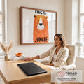 Quadro Decorativo Grande Leão de Bebê para Quarto de Bebê | quadros decorativos | leão fofo em aquarela laranja com frase king of the jungle em letras pretas | em ambiente 2 | Porao dos Quadros