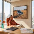 Porsche 911 GT3 RS azul-claro com aerofólio em campo de grama dourada ao pôr do sol, quadro decorativo