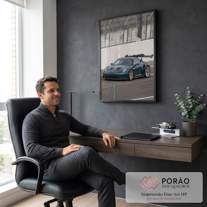 Porsche 911 GT3 RS verde-petróleo com aerofólio acelerando em pista de corrida, quadro decorativo