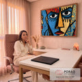 Quadro Decorativo Grande Rosto Cubista Azul para Sala | quadros decorativos | rosto cubista dividido em azul e laranja com padrões tribais coloridos ao fundo | em ambiente 2 | Porao dos Quadros
