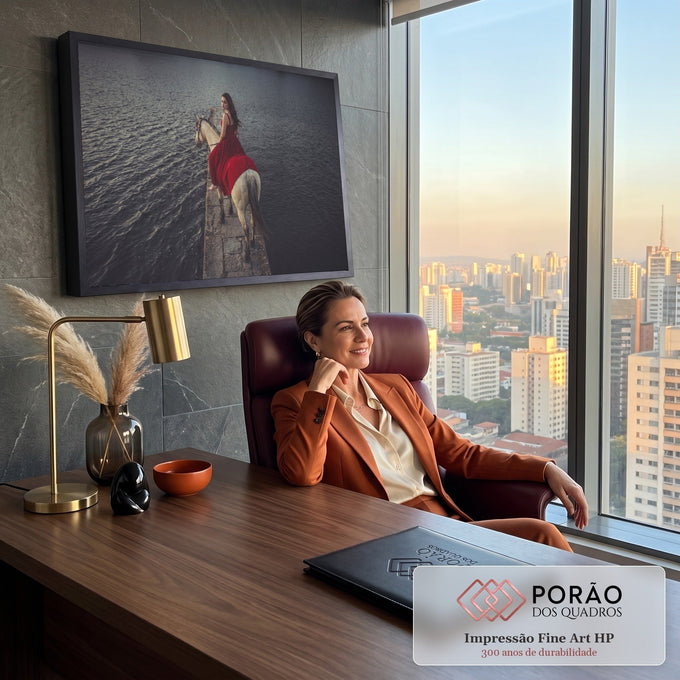 Mulher de vestido vermelho montada em cavalo branco sobre píer de pedra em lago escuro, quadro decorativo