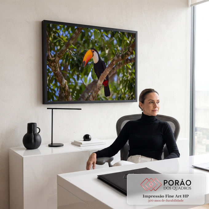 Quadro Decorativo Grande Tucano de Bico para Sala Verde | quadros decorativos | tucano de bico laranja pousado em galho entre folhas verdes | em ambiente 2 | Porao dos Quadros