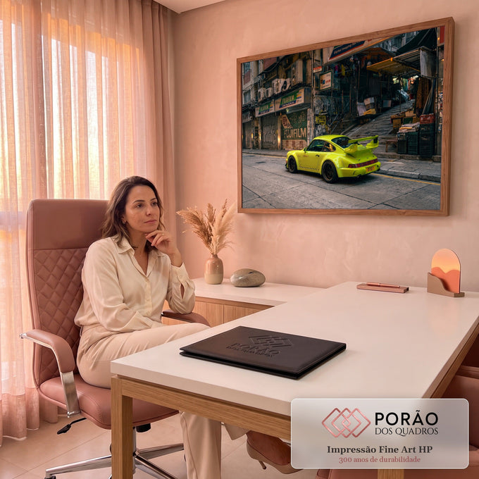 Porsche 911 verde limão com aerofólio estacionado em rua urbana de Hong Kong com grafites, quadro decorativo