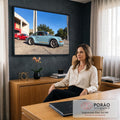Porsche 911 clássico azul-claro com faixa laranja sob céu azul, efeito pintura a óleo, quadro decorativo