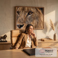 Quadro Decorativo Grande Leão em Close para Sala Marrom | quadros decorativos | close do rosto de leão com olhos âmbar e juba dourada detalhada | em ambiente 2 | Porao dos Quadros