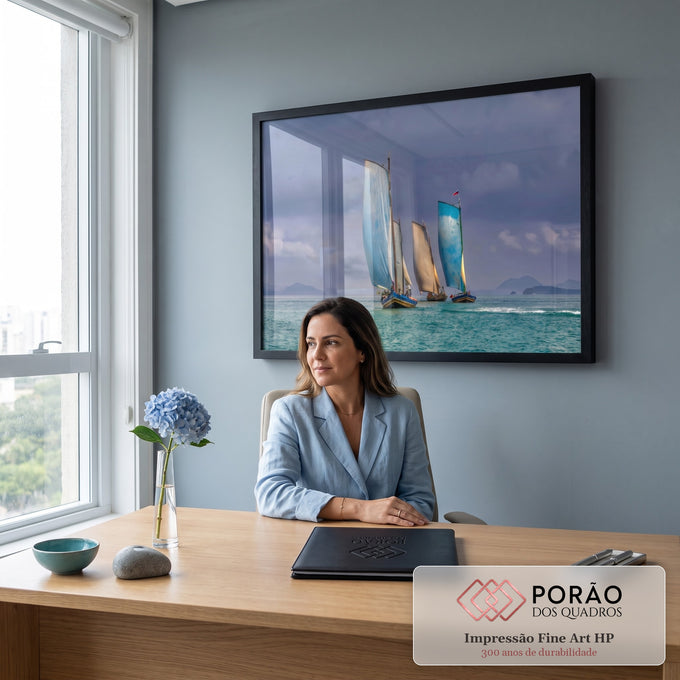 Quadro Decorativo Grande Veleiros Tradicionais para Sala | quadros decorativos | três veleiros de velas azuis navegando em mar turquesa sob céu nublado | em ambiente 2 | Porao dos Quadros