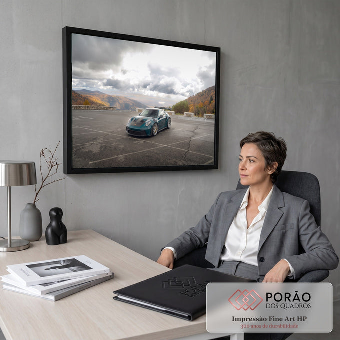 Quadro Decorativo Grande Carro Verde Petróleo para Sala | quadros decorativos | carro esportivo verde-petróleo em mirante com montanhas de outono ao fundo | em ambiente 2 | Porao dos Quadros