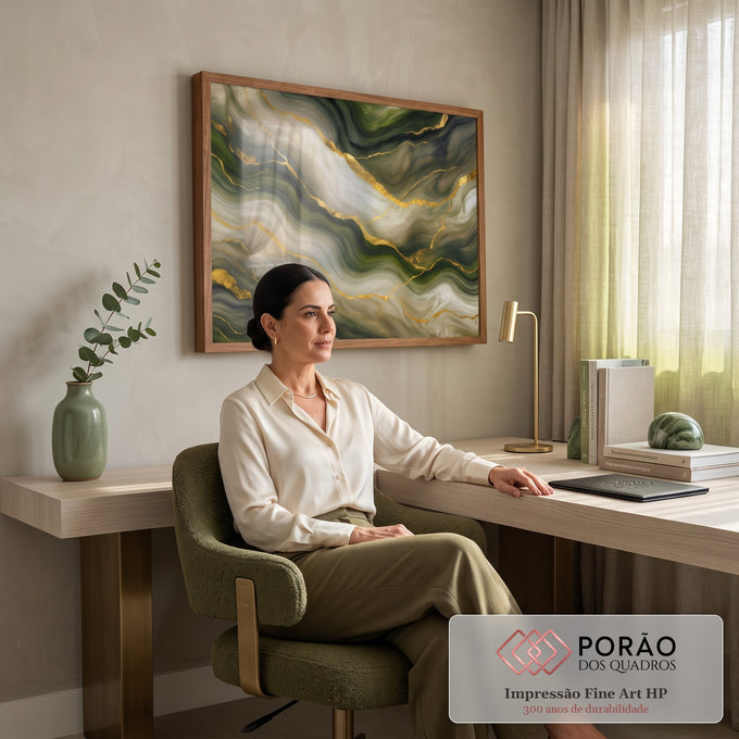 Abstrato em ondas de mármore verde oliva e creme cortadas por veios dourados, quadro decorativo