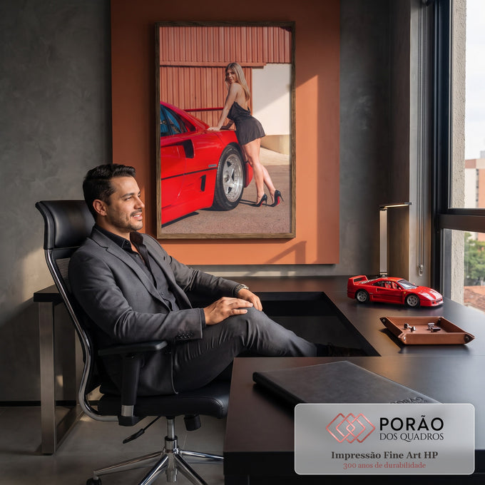 Mulher loira de vestido preto e salto alto encostada em carro esportivo vermelho, quadro decorativo