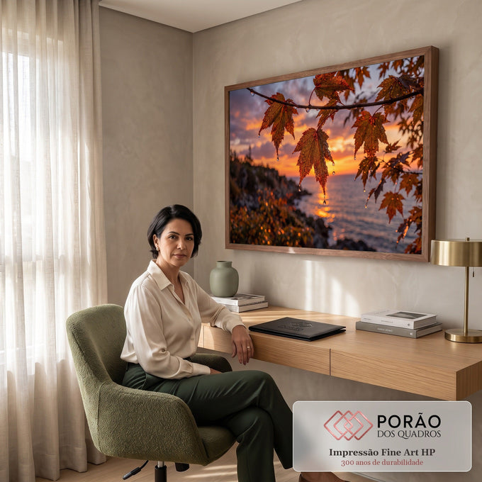 Folhas de bordo com gotas de chuva em contraluz e pôr do sol laranja sobre o mar, quadro decorativo