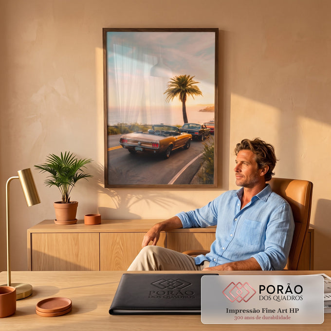 Carro conversível vintage dourado em estrada litorânea ao pôr do sol com palmeira e mar, quadro decorativo