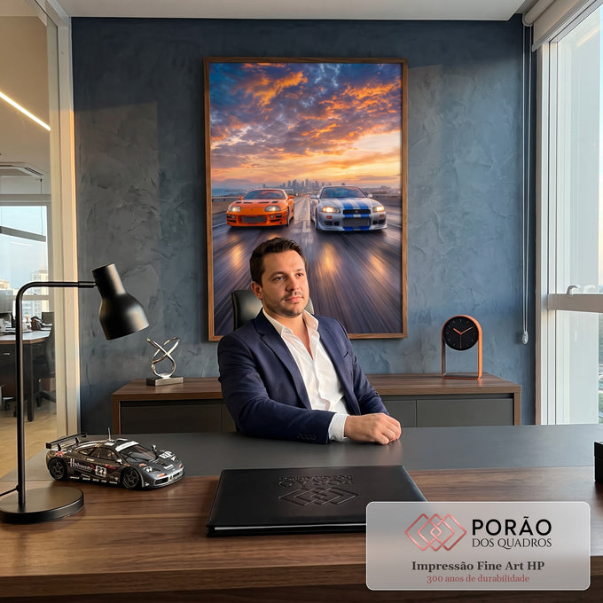 Supra laranja e Skyline prata em rodovia ao pôr do sol com cidade ao fundo, quadro decorativo