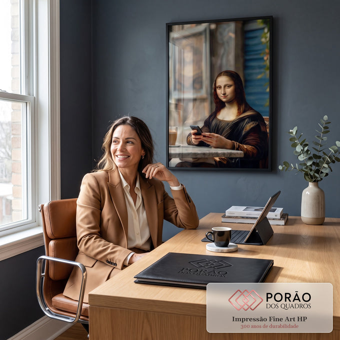 Quadro Decorativo Grande Mona Lisa Moderna para Sala Marrom | quadros decorativos | mulher estilo Mona Lisa segurando celular numa mesa de café | em ambiente 2 | Porao dos Quadros