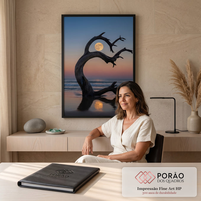 Tronco seco emoldurando a lua cheia sobre o mar ao crepúsculo, com reflexo na areia, quadro decorativo