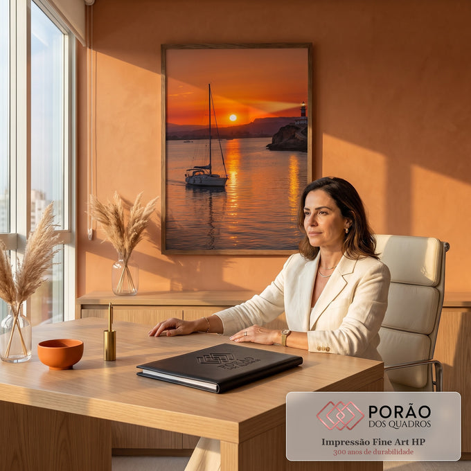 Veleiro navegando no mar laranja ao pôr do sol com farol aceso no penhasco, quadro decorativo