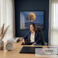 Quadro Decorativo Grande Árvore Silhuetada para Sala Azul | quadros decorativos | árvore sem folhas silhuetada contra lua cheia dourada em céu azul noturno | em ambiente 2 | Porao dos Quadros