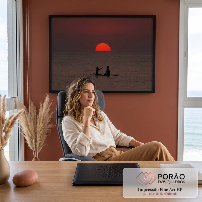 Quadro Decorativo Grande Casal Surfistas para Sala Vermelho | quadros decorativos | silhuetas de duas pessoas em prancha de surfe diante de pôr do sol vermelho intenso | em ambiente 2 | Porao dos Quadros