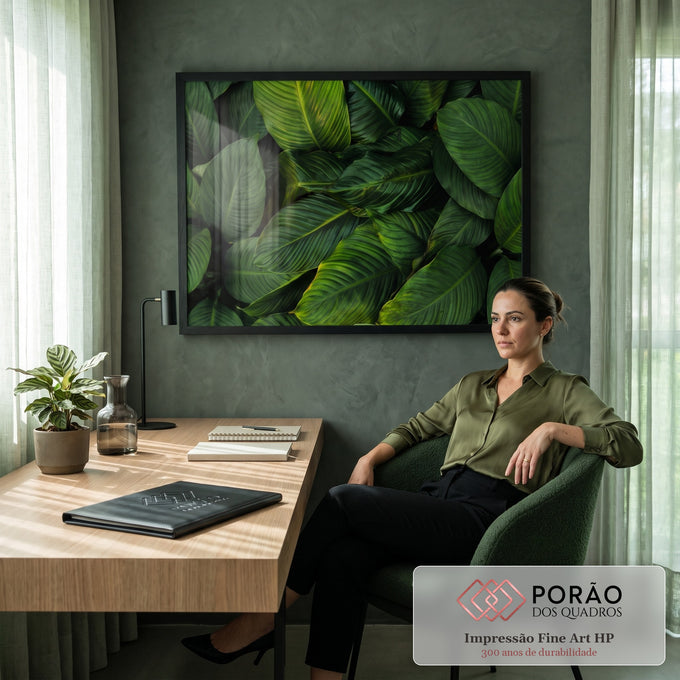 Quadro Decorativo Grande Folhagem Tropical Verde para Sala | quadros decorativos | close de folhas tropicais verde escuras sobrepostas com nervuras marcadas | em ambiente 2 | Porao dos Quadros