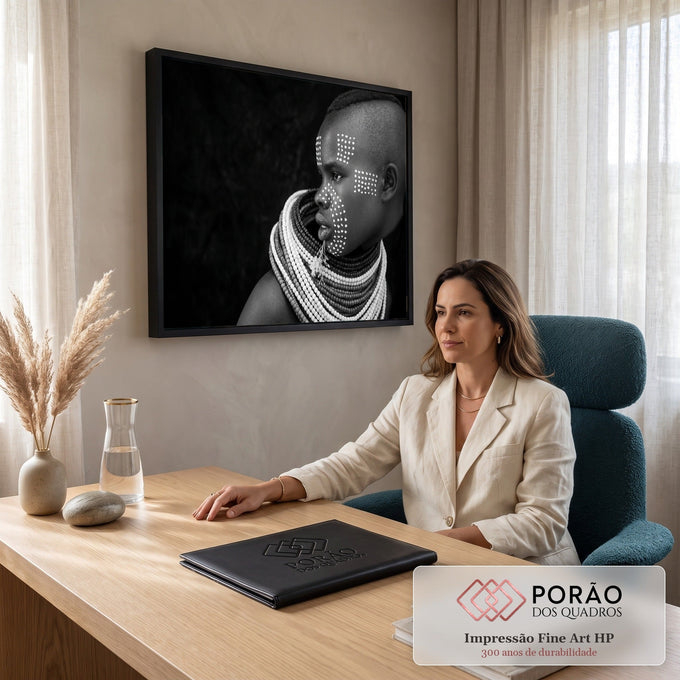 Jovem africana de perfil com pintura facial em pontos e colares de contas, em preto e branco, quadro decorativo