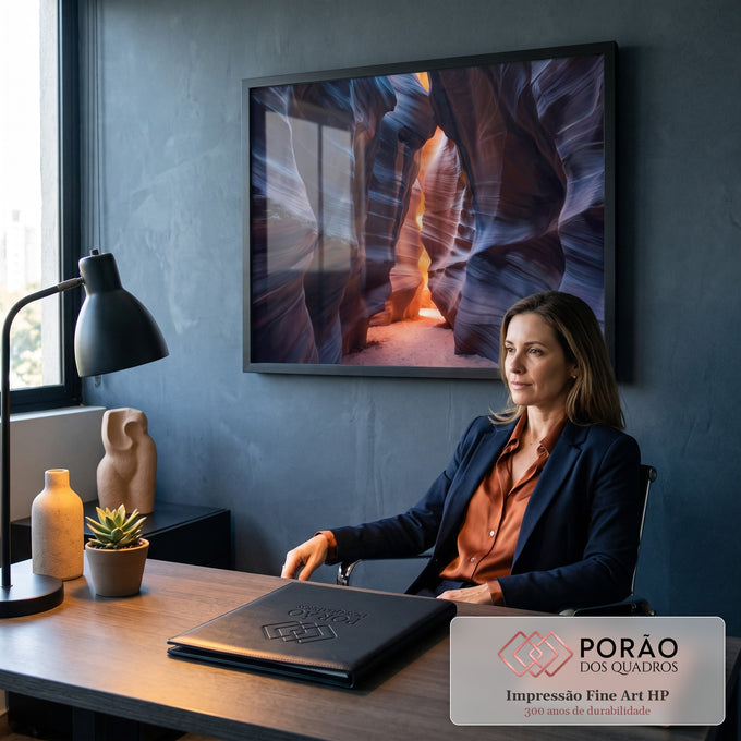 Quadro Decorativo Grande Cânion de Arenito para Sala Azul | quadros decorativos | cânion de arenito com paredes azuis e corredor de luz laranja ao fundo | em ambiente 2 | Porao dos Quadros
