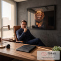 Quadro Decorativo Grande Leão com Juba Marrom para Sala | quadros decorativos | leão de juba dourada avançando com patas estendidas sobre fundo preto | em ambiente 2 | Porao dos Quadros