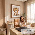 Filhote de leão fofo sentado em pinceladas suaves caramelo sobre fundo claro, quadro decorativo