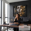 Quadro Decorativo Grande Rosto Feminino para Sala Preto | quadros decorativos | rosto feminino com olhos fechados e metade coberta por textura dourada craquelada | em ambiente 2 | Porao dos Quadros