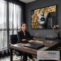 Quadro Decorativo Grande Rosto Feminino Preto para Sala | quadros decorativos | rosto feminino em preto e branco com folha de ouro cobrindo os olhos | em ambiente 2 | Porao dos Quadros