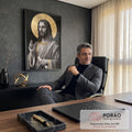 Quadro Decorativo Grande Jesus Auréola Dourada para Sala | quadros decorativos | retrato de Jesus Cristo em tons de cinza com auréola dourada e símbolos Alfa e Ômega | em ambiente 2 | Porao dos Quadros