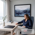 Quadro Decorativo Grande Mar Tempestuoso para Sala Azul | quadros decorativos | mar abstrato em azul-marinho com ondas e céu branco nublado | em ambiente 2 | Porao dos Quadros