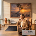 Quadro Decorativo Grande Árvore Solitária Praia para Sala | quadros decorativos | árvore solitária com raízes retorcidas numa praia ao pôr do sol dourado | em ambiente 2 | Porao dos Quadros