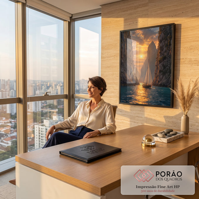 Quadro Decorativo Grande Veleiro Navegando para Sala Dourado | quadros decorativos | veleiro navegando entre penhascos rochosos com sol dourado se pondo ao fundo | em ambiente 2 | Porao dos Quadros