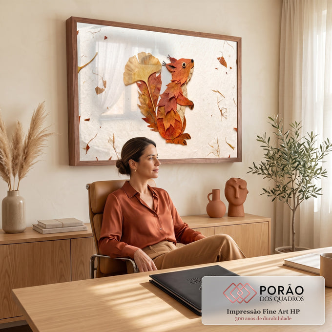 Esquilo montado com folhas secas de bordo e ginkgo sobre papel artesanal creme, quadro decorativo